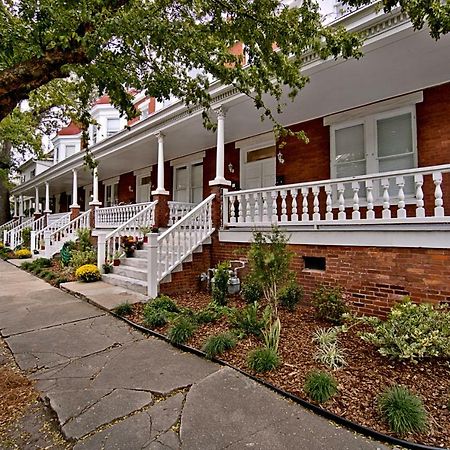 420Waldburg A - Modern Apt With Southern Charm Blocks From Forsyth Apartment Savannah Bagian luar foto