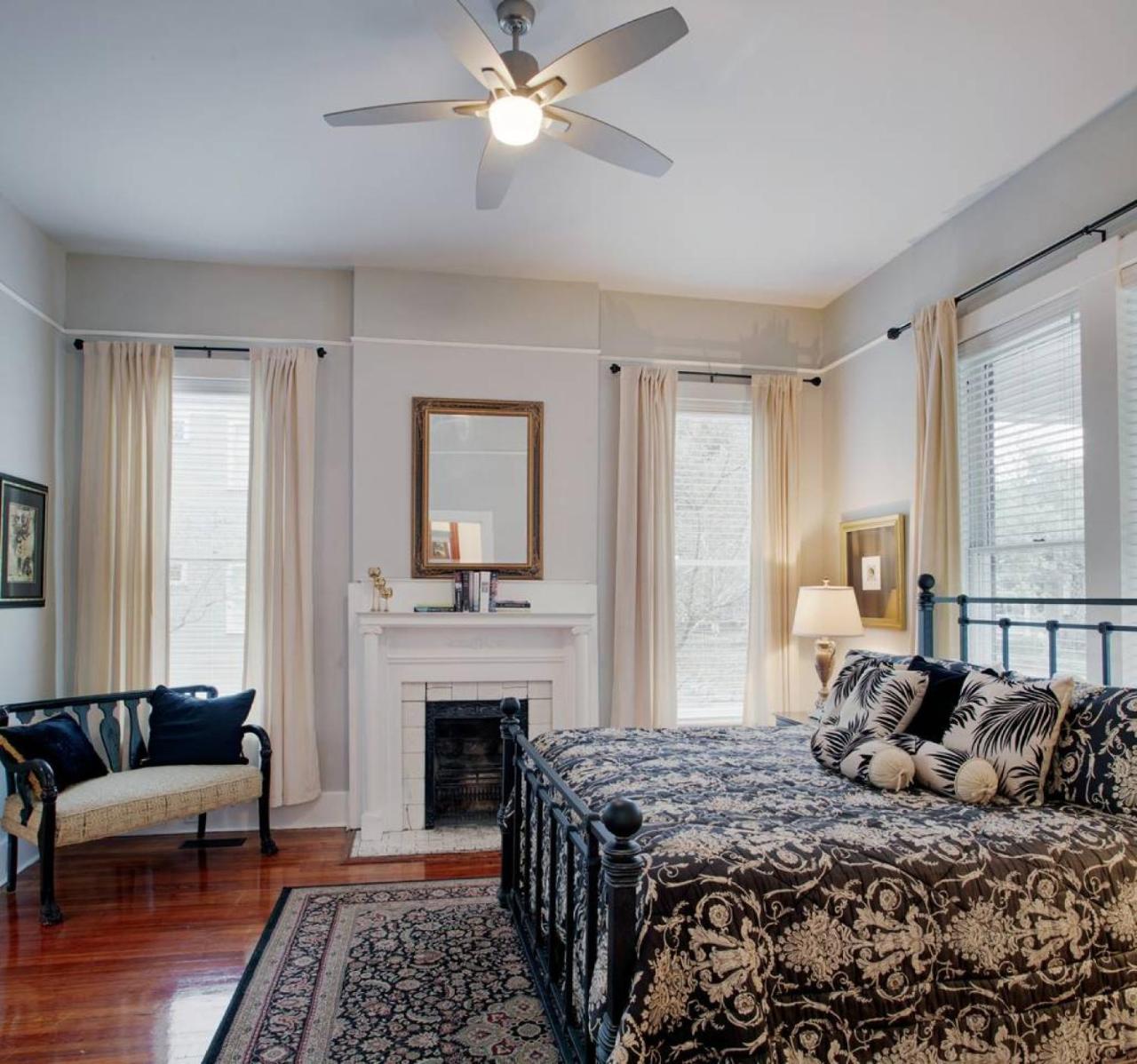 420Waldburg A - Modern Apt With Southern Charm Blocks From Forsyth Apartment Savannah Bagian luar foto