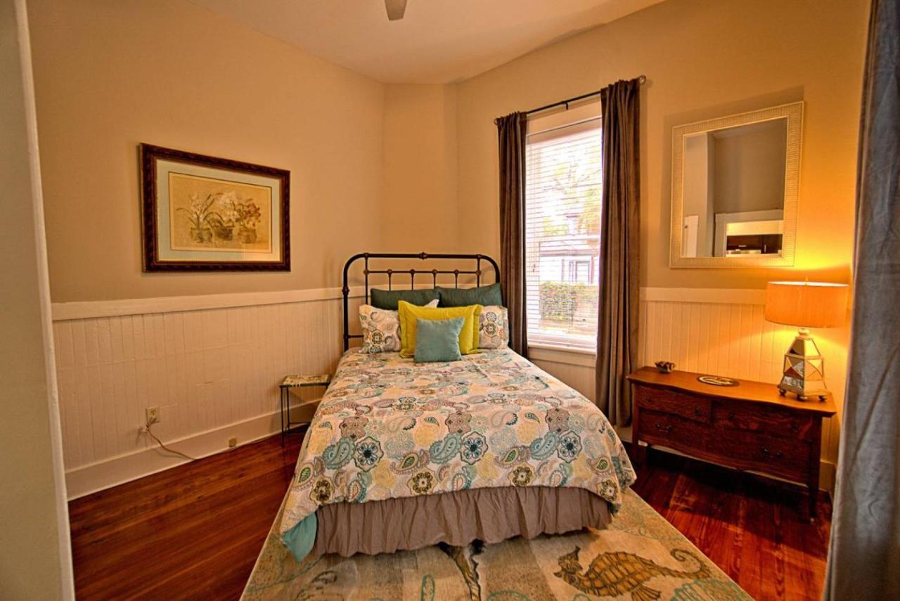 420Waldburg A - Modern Apt With Southern Charm Blocks From Forsyth Apartment Savannah Bagian luar foto